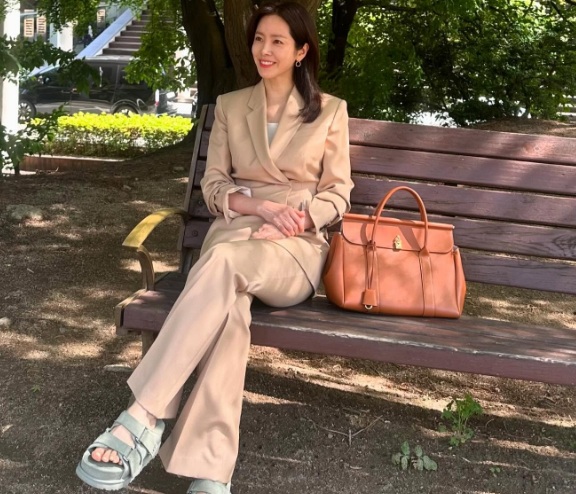 Chi tiết chiết eo giúp tôn lên đường cong Sh88bet đăng ký miễn phí, tạo cảm giác gọn gàng hơn. 