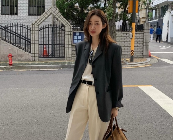Áo thun trắng, quần âu trắng và blazer tạo nên outfit vừa thanh lịch vừa có nét hiện đại