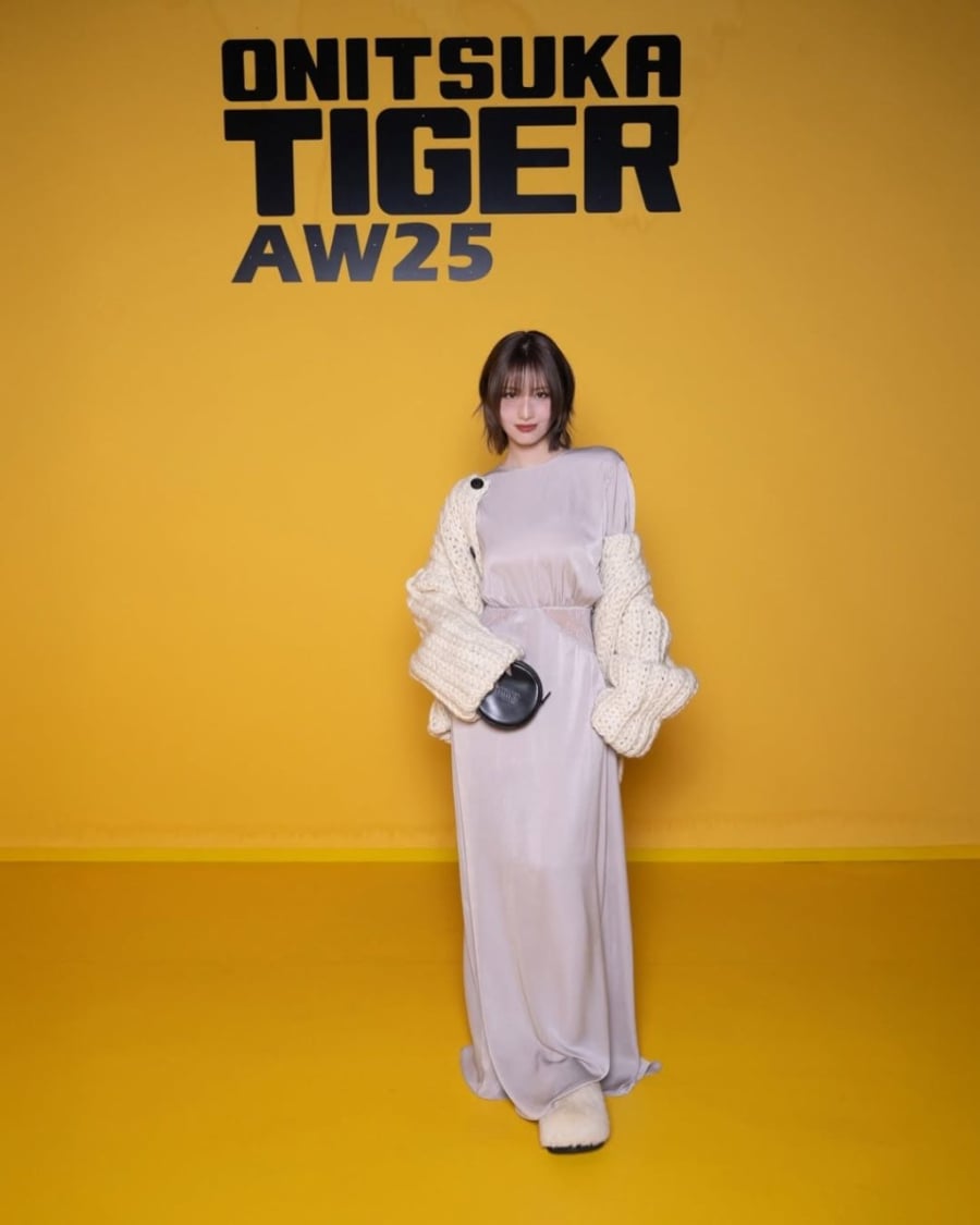 Momo xuất hiện đầy ấn tượng tại show Onitsuka Tiger với Shbet123 Link Vào ShBet Mới Nhất bob vàng nổi bật, diện đầm lụa phối áo khoác len. 