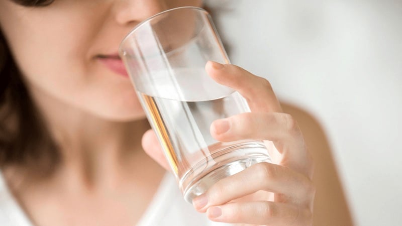 Một trong những nguyên nhân khiến môi bị thâm, khô, bong tróc là do Sh88bet đăng ký miễn phí thiếu nước. 