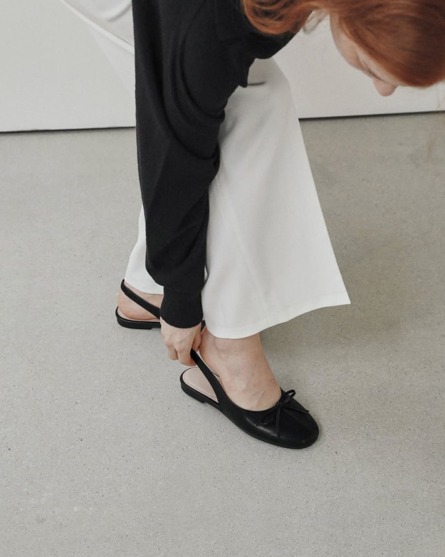 Slingback là kiểu giày kết hợp hài hòa giữa nét thanh lịch của giày cao gót và sự tiện lợi của giày bệt.