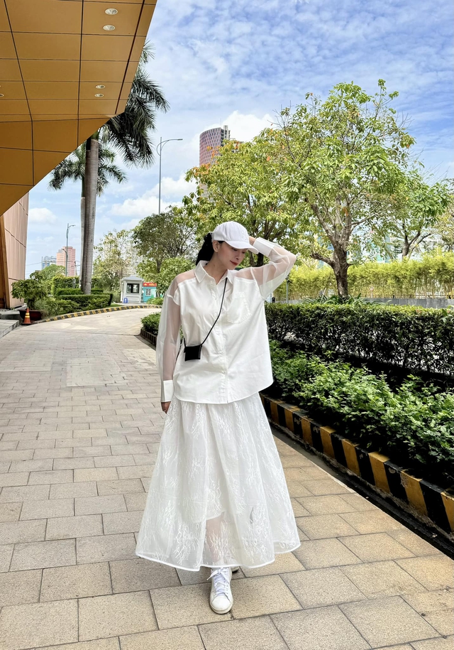 Một thiết kế áo sơ mi trắng với phần tay xuyên thấu được Ngô Thanh Vân diện theo cách rất nữ tính. 