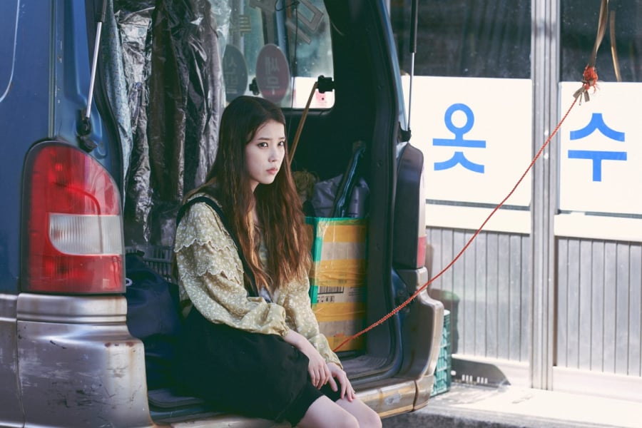 IU trong Broker mang phong cách giản dị, phản ánh Shbet16 chơi game trực tuyến khắc nghiệt của nhân vật