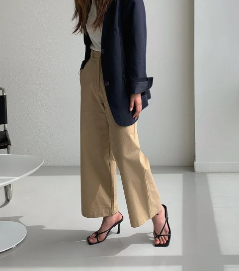 Điểm mạnh của kiểu sandal này chính là phần quai siêu mảnh, giúp đôi chân trông nhẹ nhàng