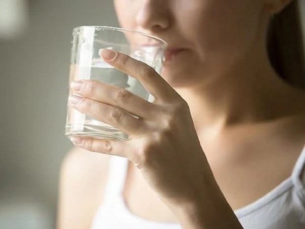 Theo thông tin từ Healthline (Mỹ), tình trạng Sh88bet đăng ký miễn phí không được bổ sung đủ lượng nước cần thiết sẽ khiến gan phải tăng cường hoạt động để thực hiện các chức năng xử lý dưỡng chất và đào thải độc tố