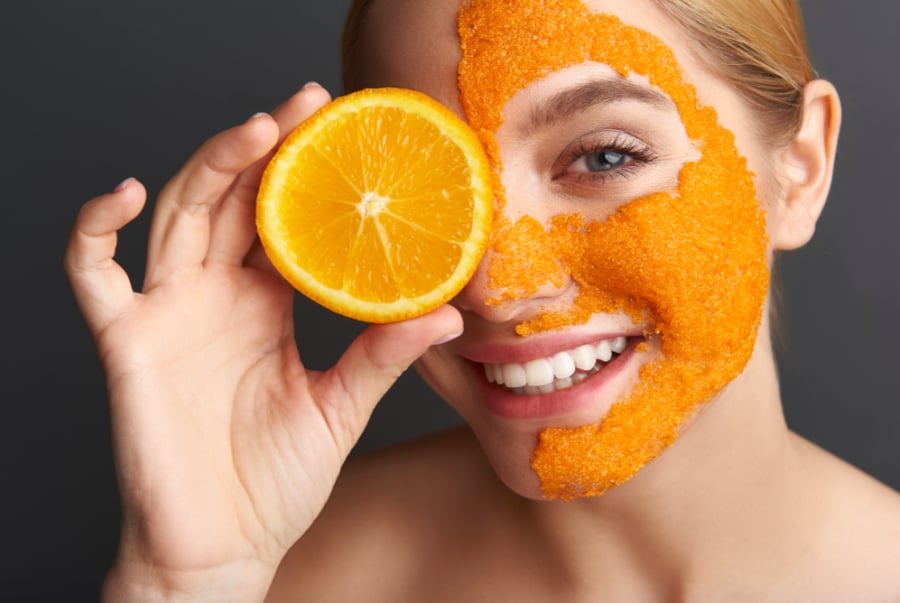 Vỏ cam chứa nhiều vitamin C giúp da sáng mịn và đều màu.    