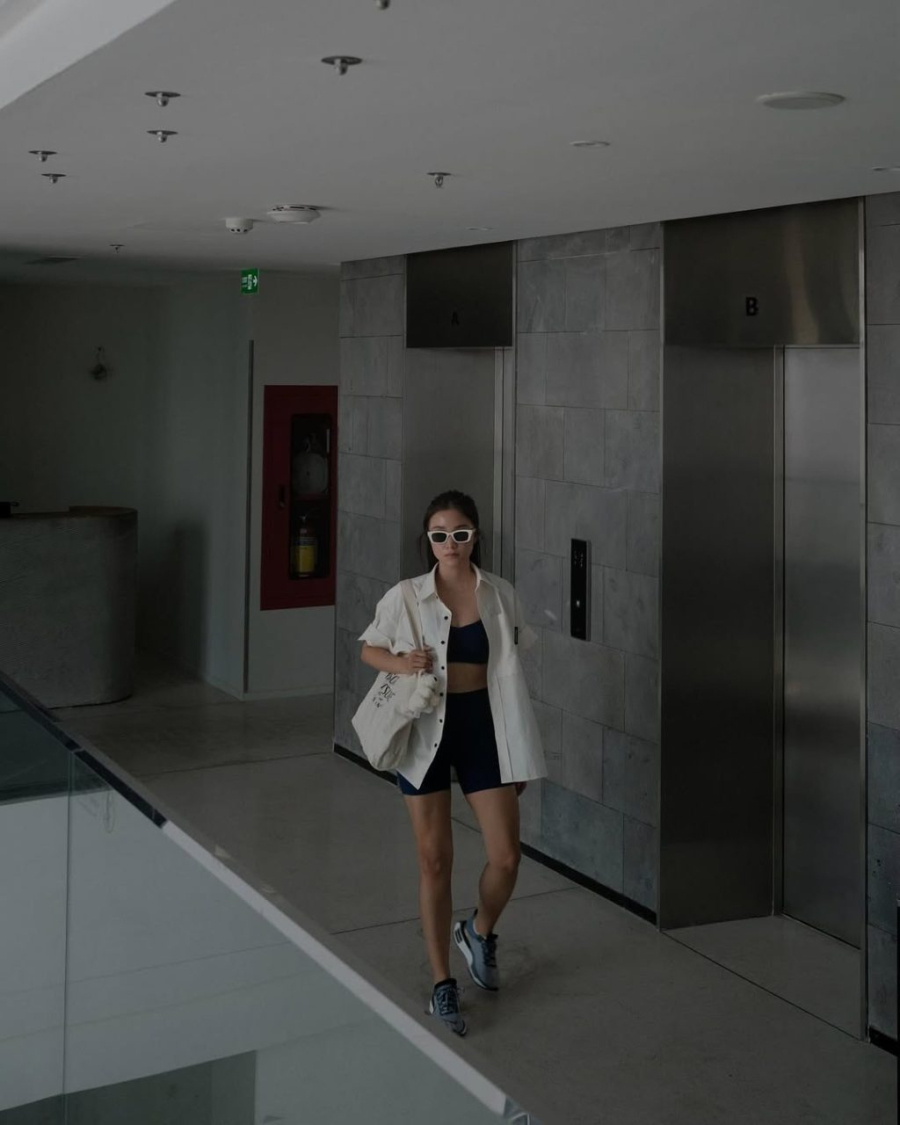 Ngoài việc giữ ấm nhẹ nhàng vào những buổi sáng sớm hoặc tối muộn, kiểu áo này còn tạo điểm nhấn thời trang