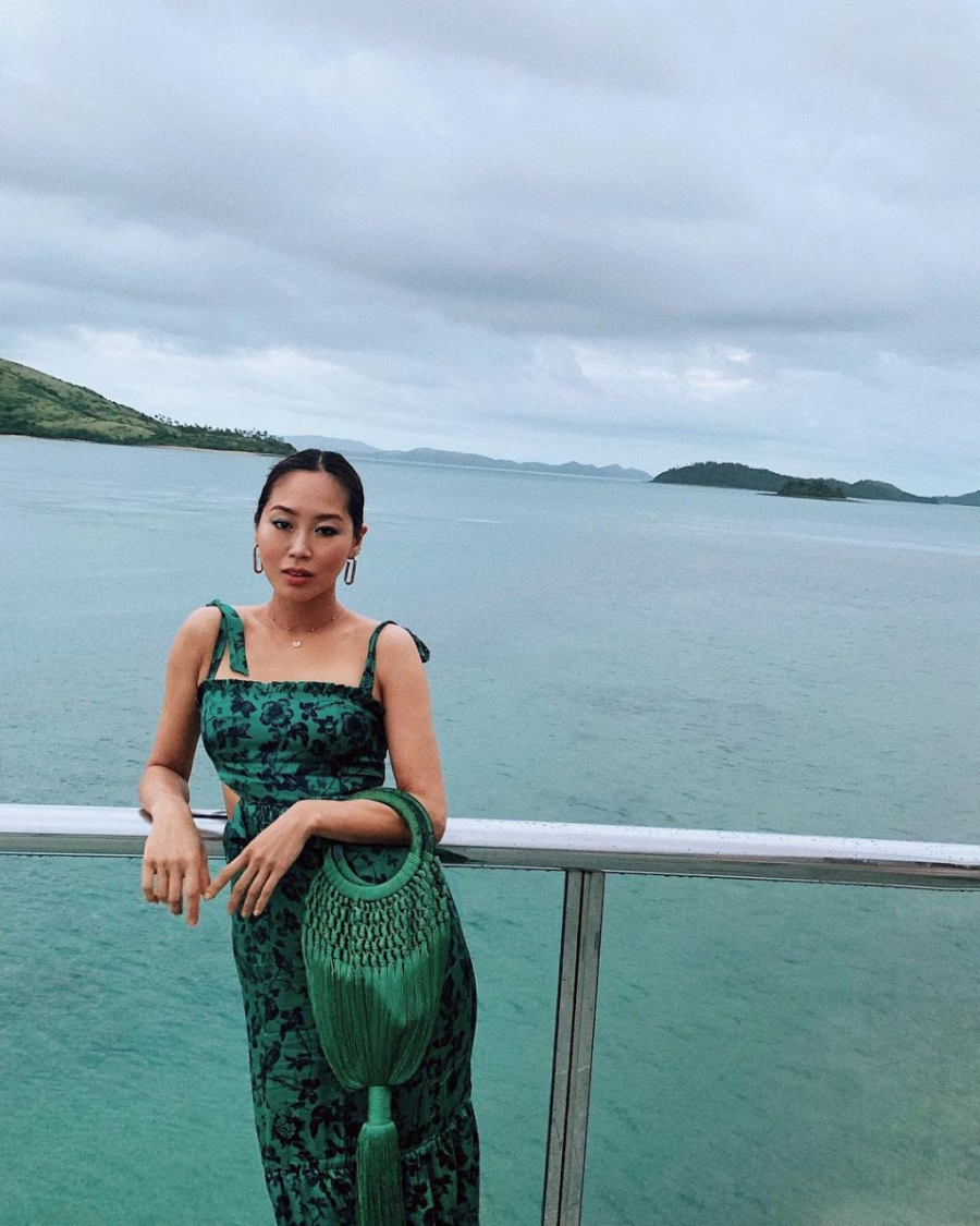  Một chiếc đầm lụa dáng dài hoặc váy voan xanh lục sẽ giúp bạn tự do sải bước trên những bãi biển đầy nắng.