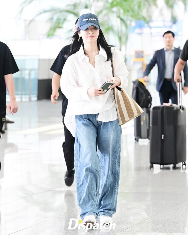 Nữ diễn viên thường diện những món đồ quen thuộc như sơ mi trắng hoặc đen, quần jeans ống suông
