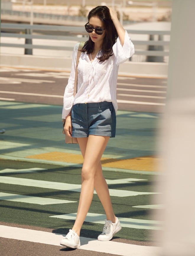 Để làm mới phong cách, Son Ye Jin đôi khi chọn quần short, giúp tổng thể trở nên trẻ trung, năng động hơn.