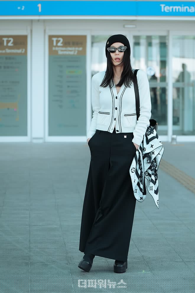 Jun Ji Hyun luôn biết cách khẳng định khí chất ngôi sao ngay cả khi diện những set đồ đơn giản. 