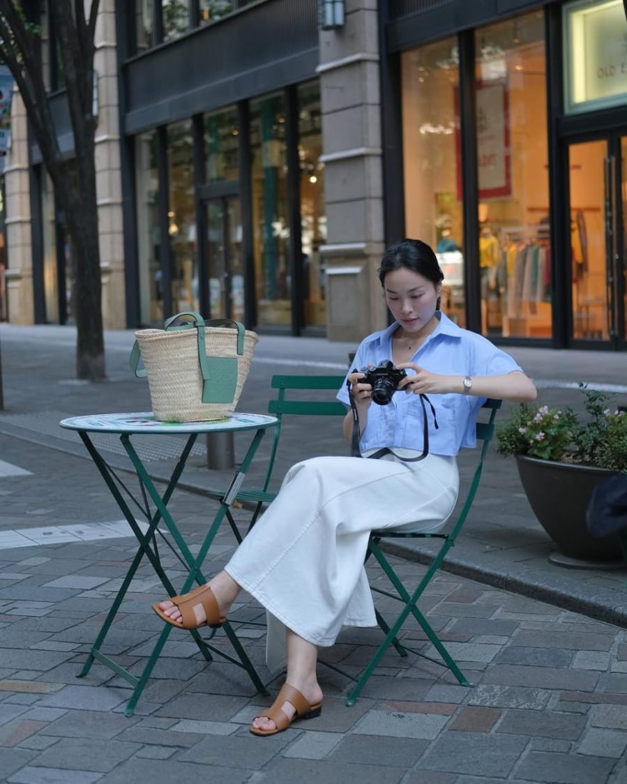 Chân váy midi và áo sơ mi là bộ đôi kinh điển dành cho những ai yêu thích phong cách thanh lịch. 