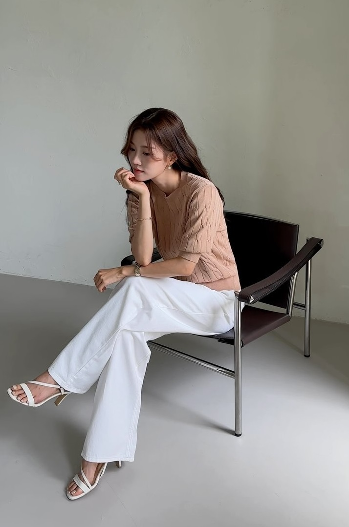 Kiểu giày này giúp quần ống rộng thêm phần mềm mại, nữ tính hơn.