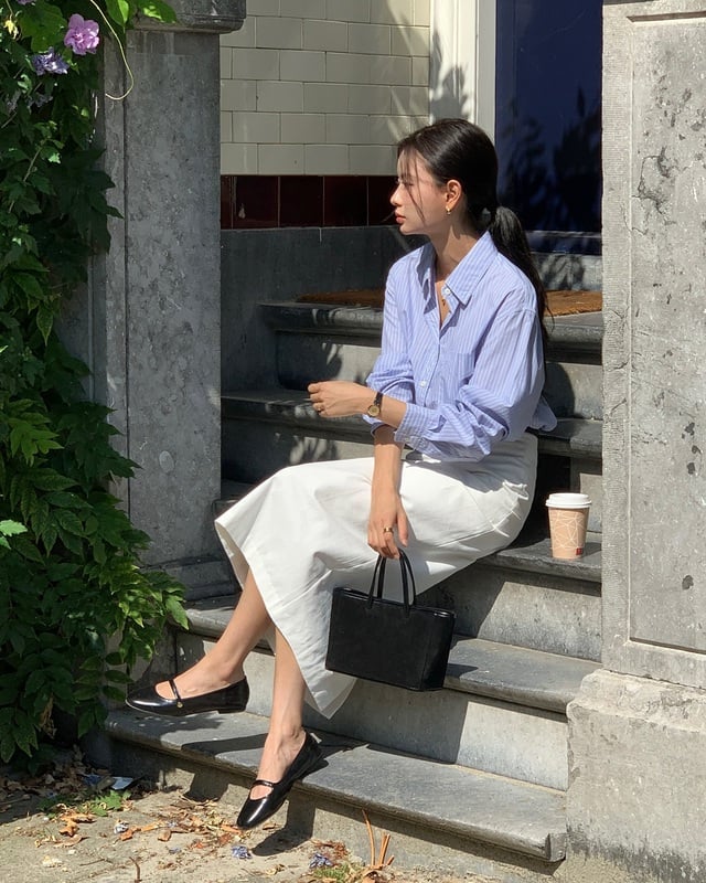 Đôi giày mary jane sẽ là lựa chọn hoàn hảo để hoàn thiện outfit ngọt ngào này.