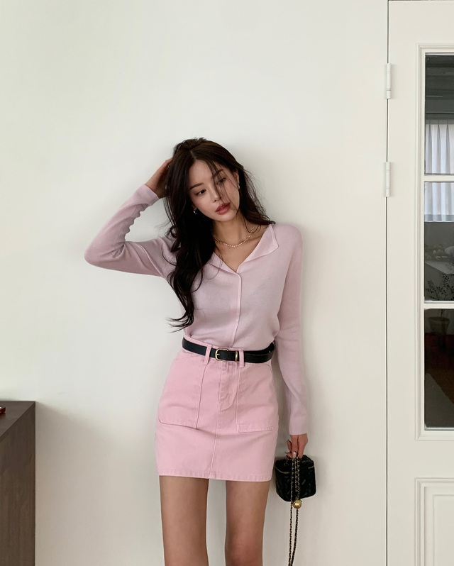  Một chiếc thắt lưng da giúp tạo điểm nhấn, trong khi dây chuyền và khuyên tai sẽ làm outfit thêm phần long lanh.