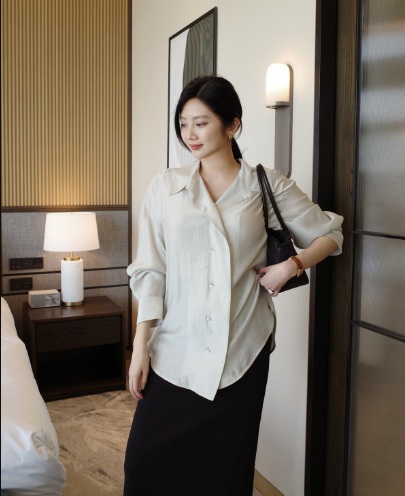 Kiểu dáng oversized hiện đang rất thịnh hành nhờ sự thoải mái, dễ mặc và có khả năng tôn dáng. 