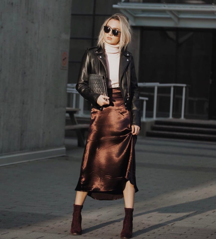 Hãy kết hợp váy lụa cùng ankle boots hoặc giày cao gót tông đồng để hoàn thiện Shbet999 com đăng nhập.