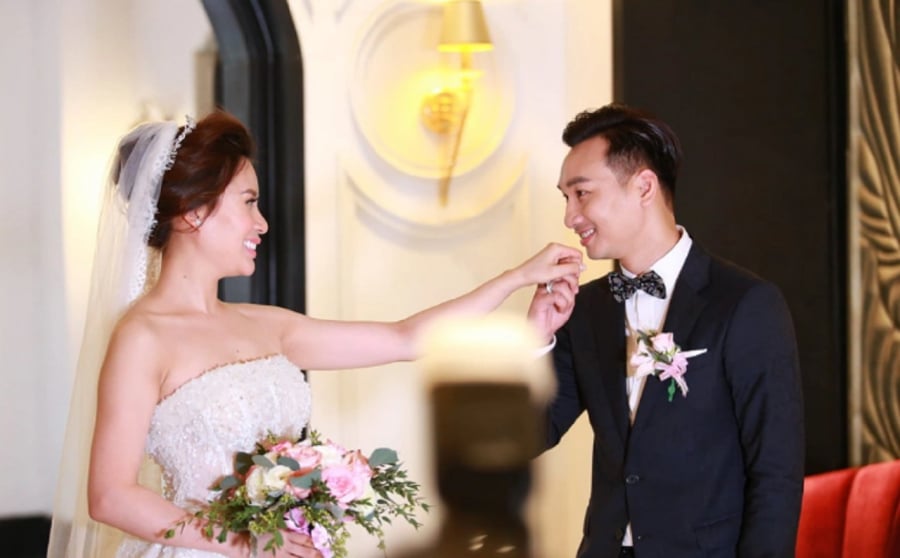 Màn kí kết “Hợp đồng hôn nhân” trong Quatrian shbet hiện đang mở của MC Thành Trung diễn ra trong Quatrian shbet hiện đang mở gây chú ý.