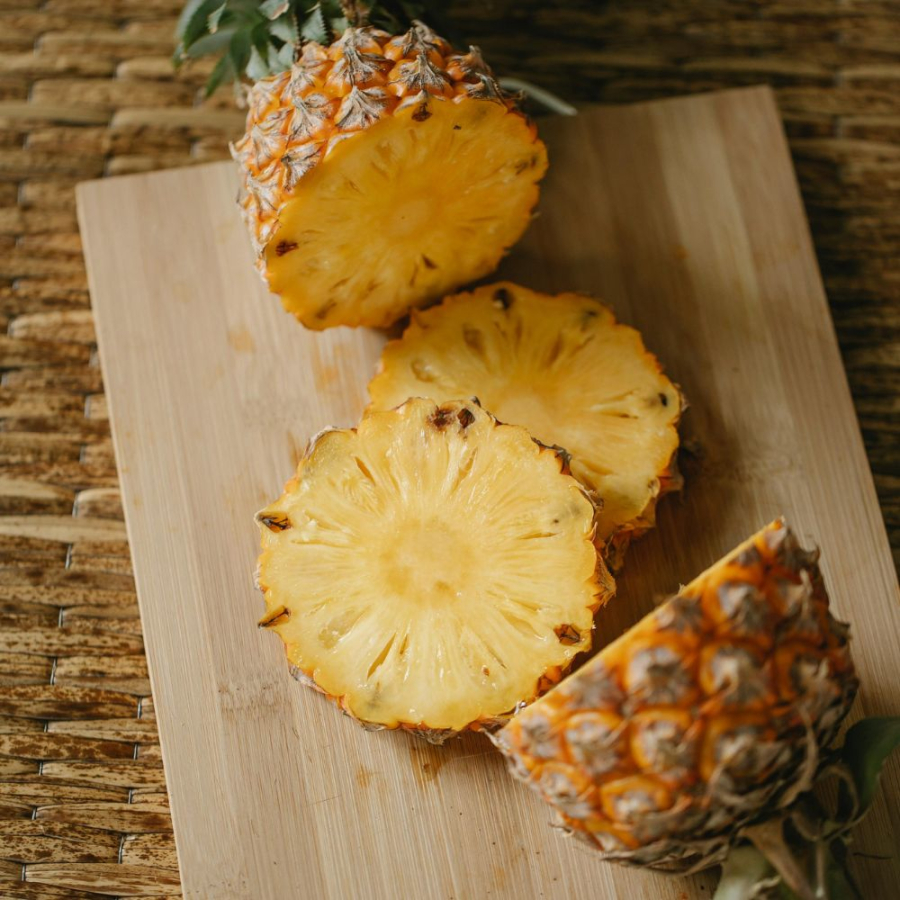 Nhờ hàm lượng vitamin C và axit ascorbic cao, dứa có thể giúp giảm tình trạng da không đều màu và làm mờ các vết thâm. 
