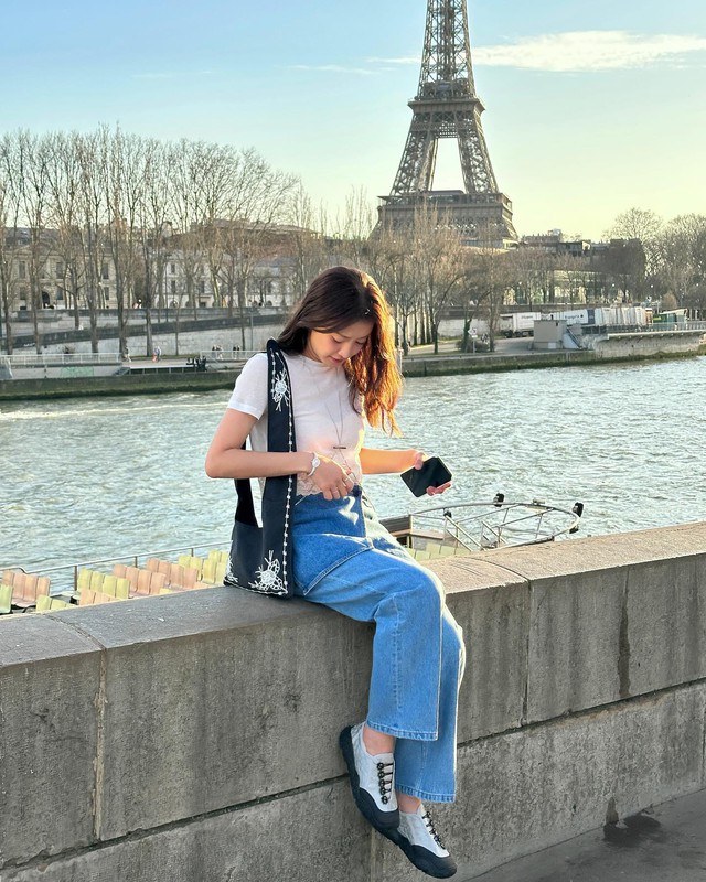 Công thức áo thun trắng kết hợp quần jeans xanh chưa bao giờ lỗi mốt.