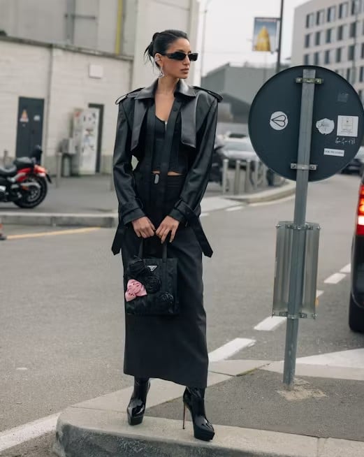 Những bộ Shbet999 com đăng nhập all black có thể trở nên độc đáo hơn nhờ vào cách chơi đùa với chất liệu.