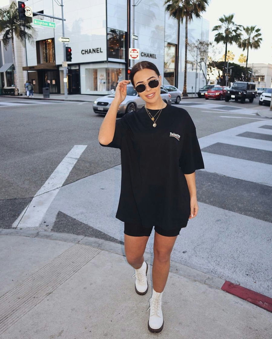 Thử thay đổi quần shorts jeans thông thường bằng quần shorts biker