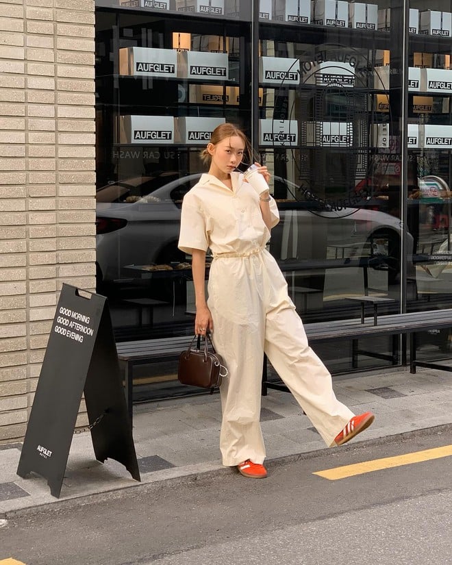 Một set đồ với chất liệu sơ mi đồng bộ là lựa chọn hoàn hảo.