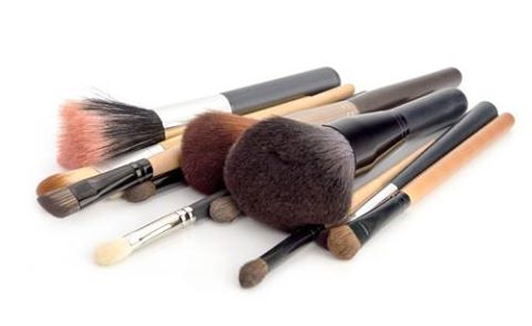 Khi bạn sử dụng những dụng cụ này lên da, vi khuẩn dễ dàng xâm nhập, gây ra mụn