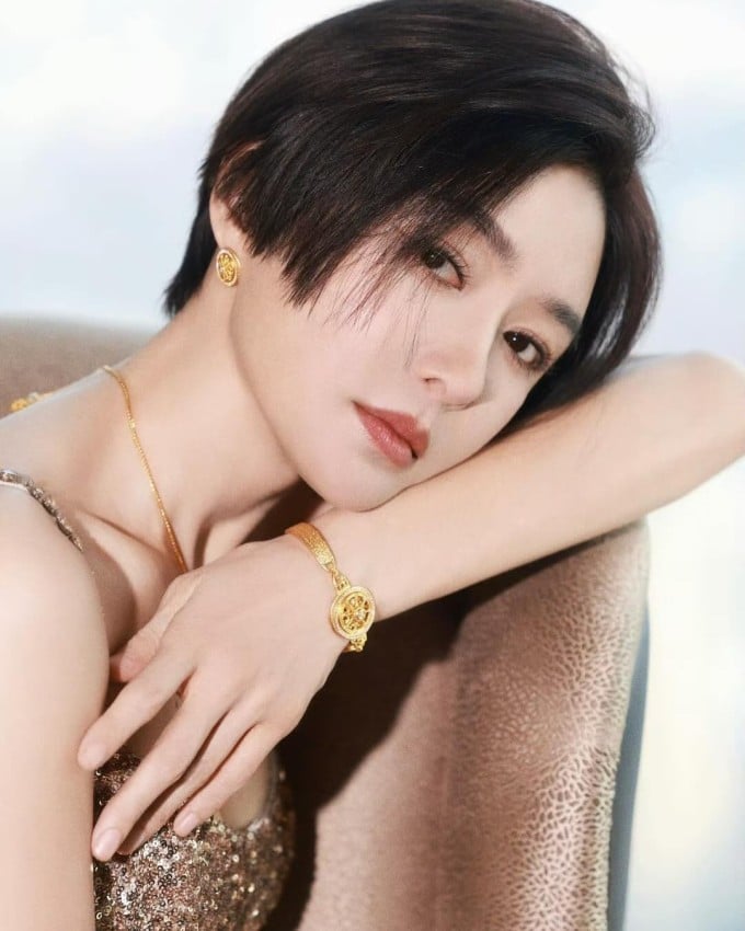 Dù đã bước sang tuổi 46, cô vẫn giữ được Mừng SHBET phiên bản mới 2025 căng mướt, hầu như không có nếp nhăn
