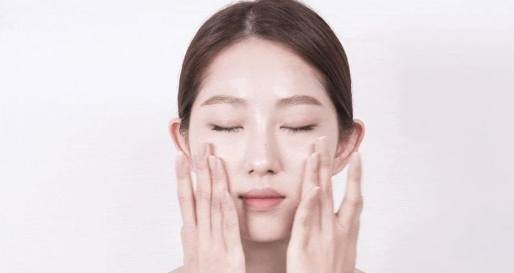 Retinol có thể làm suy giảm hàng rào bảo vệ da, khiến da dễ mất nước, khô ráp và bong tróc.