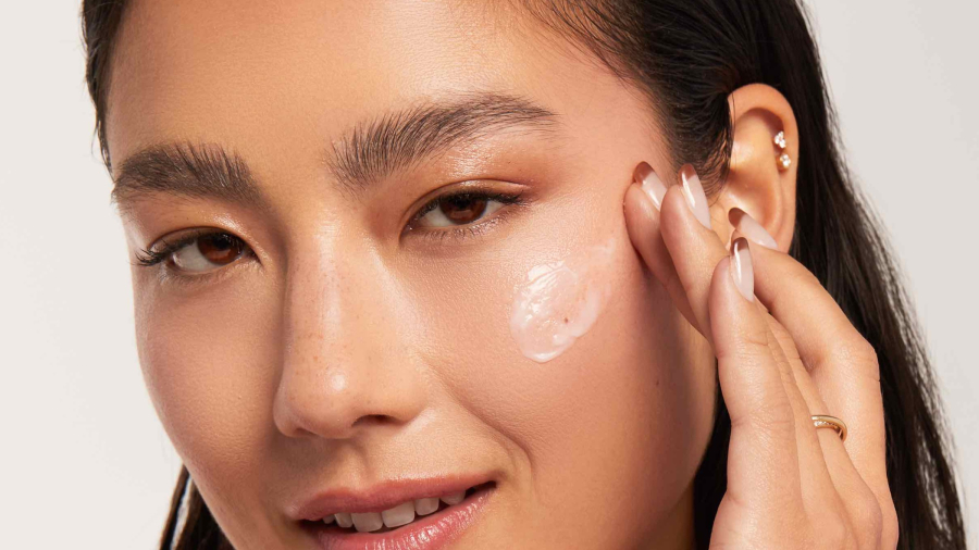 Hãy bôi retinol ít nhất 30 phút trước khi ngủ để sản phẩm thẩm thấu hoàn toàn.