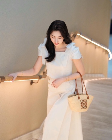 Outfit này không chỉ phù hợp để dạo phố mà còn là lựa chọn hoàn hảo cho những chuyến du lịch mùa hè.