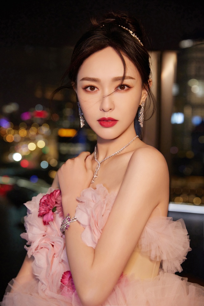 Dù đã ở tuổi 42, cô vẫn giữ được sự trẻ trung đáng kinh ngạc với phong cách trang điểm tươi tắn.