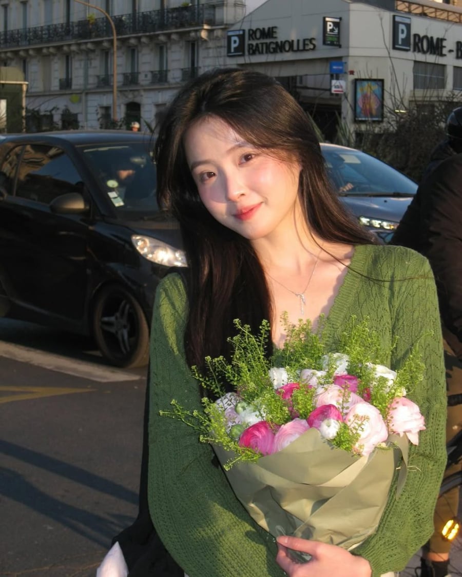 Một chiếc cardigan mỏng nhẹ không chỉ giúp giữ ấm mà còn tạo điểm nhấn hoàn hảo cho phong cách nàng thơ.