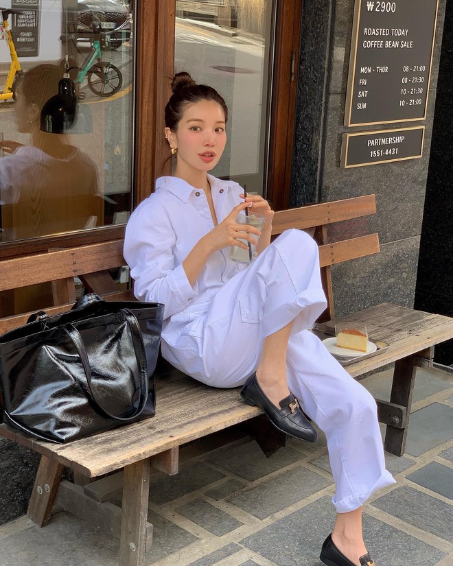 Khi không có thời gian phối đồ, một bộ jumpsuit sẽ giúp bạn tiết kiệm tối đa thời gian.