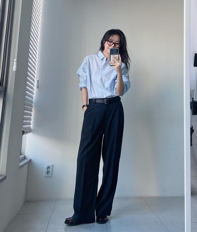 Sự kết hợp giữa quần âu cạp cao và áo blouse hoặc sơ mi luôn là lựa chọn an toàn nhưng không bao giờ lỗi mốt. 