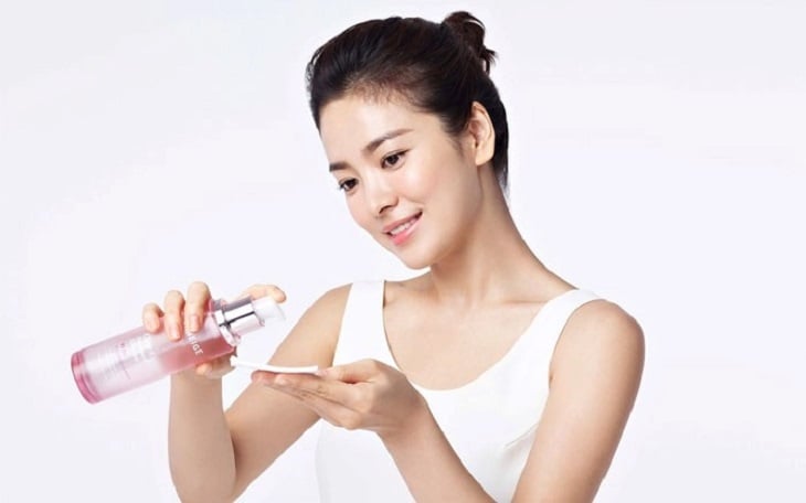 Cồn có thể giúp làm sạch da và se khít lỗ chân lông, nhưng nếu hàm lượng quá cao, nó sẽ làm mất đi độ ẩm tự nhiên