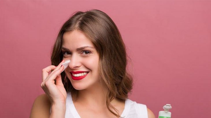 Để đảm bảo vệ sinh, bạn nên rửa tay sạch sẽ hoặc sử dụng bông tẩy trang để thoa nước hoa hồng.