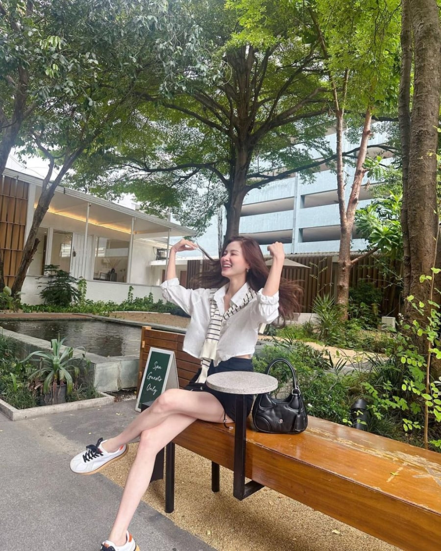 Giày mule, sandals hay bít mũi sẽ là những gợi ý hoàn hảo để hoàn thiện set đồ này.