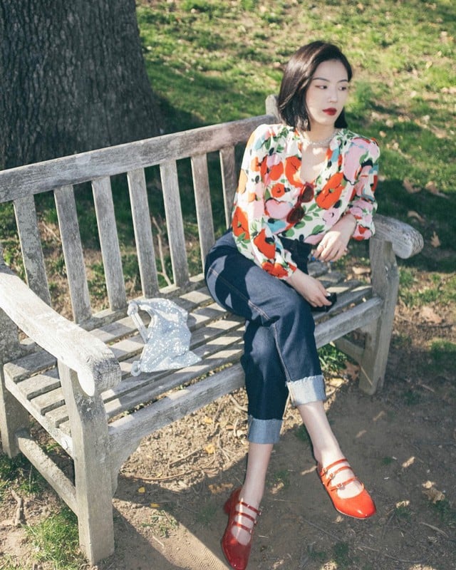 Một đôi giày mary jane đỏ có thể là điểm nhấn thú vị cho set đồ.