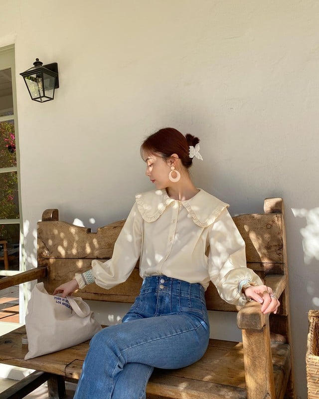 Những món phụ kiện như khuyên tai bản lớn hoặc kẹp tóc càng cua sẽ giúp outfit thêm phần ấn tượng.