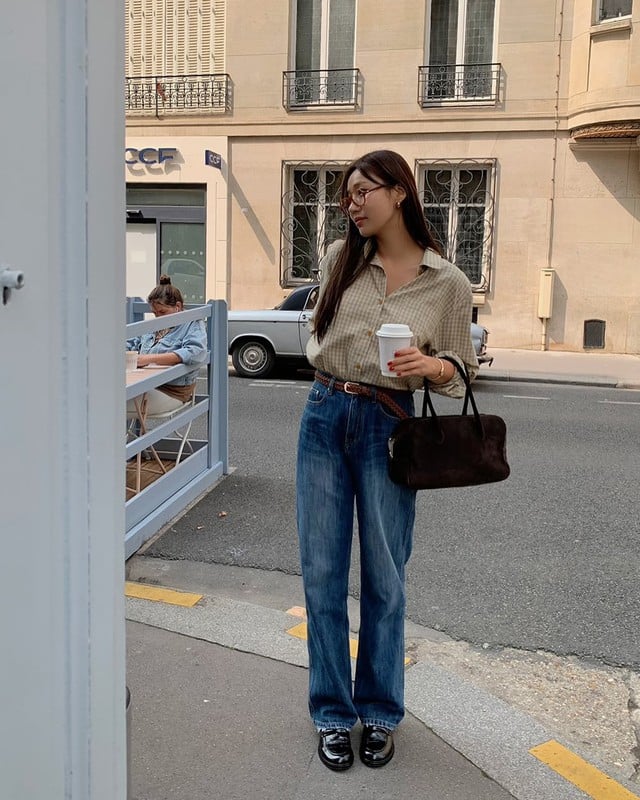 Áo sơ mi kẻ mix cùng quần jeans tạo nên phong cách vừa trẻ trung vừa có chút cổ điển. 