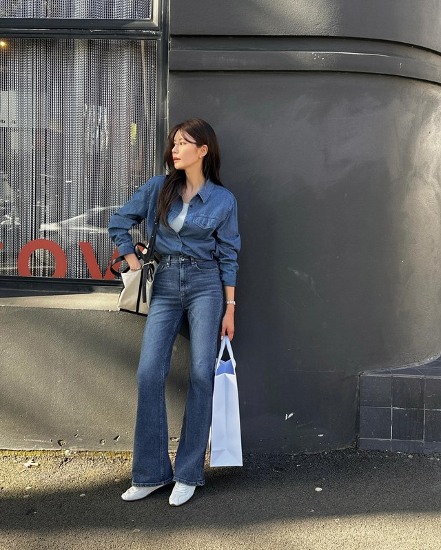 Xu hướng denim-on-denim vẫn luôn được yêu thích bởi sự cá tính và hiện đại. 