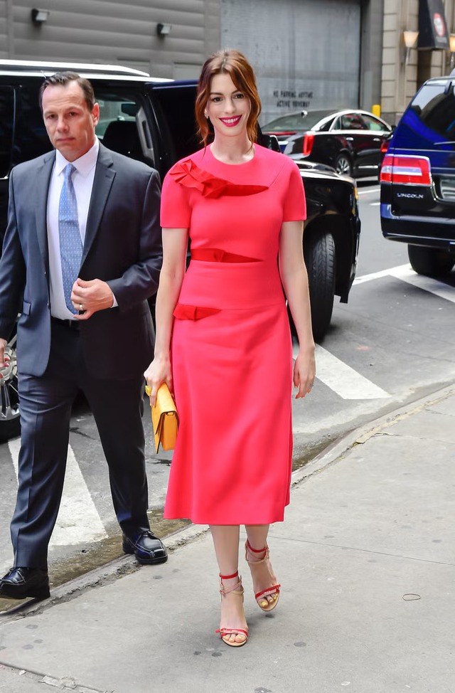 Anne Hathaway trở nên vô cùng nổi bật và rạng rỡ.