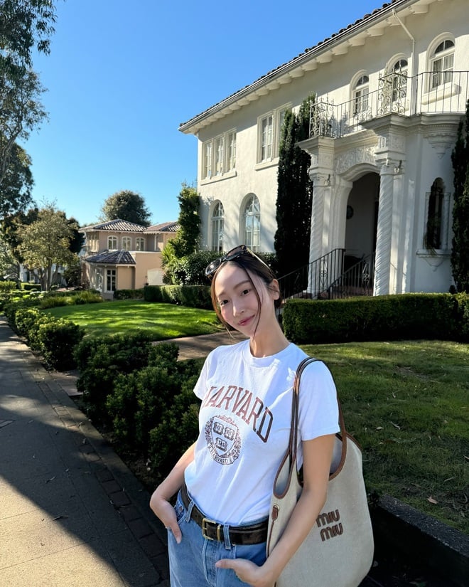 Jessica có gu ăn mặc trẻ trung, nữ tính nhưng không kém phần thanh lịch. 