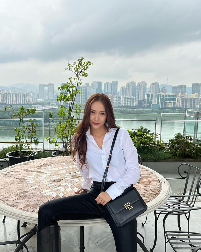 Áo sơ mi trơn màu là một trong những item không thể thiếu trong tủ đồ của Krystal.