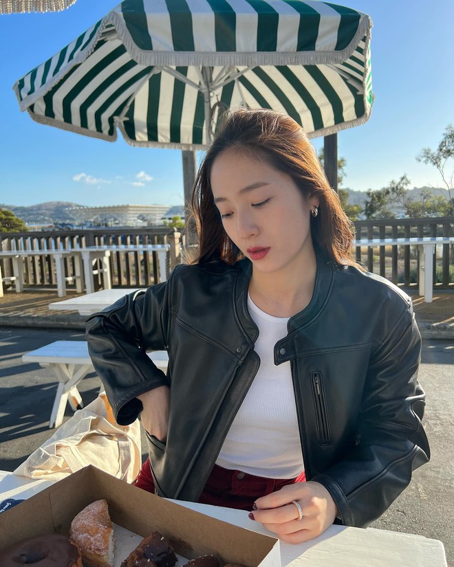 Krystal là cô ít khi sử dụng quá nhiều phụ kiện mà thường giữ mọi thứ ở mức tối giản nhất.
