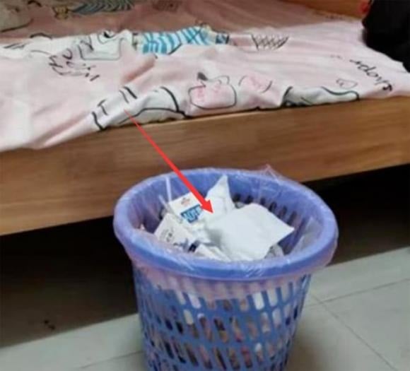 Nhiều người có thói quen đặt thùng rác ngay cạnh giường ngủ để tiện vứt rác như khăn giấy, vỏ bánh kẹo…