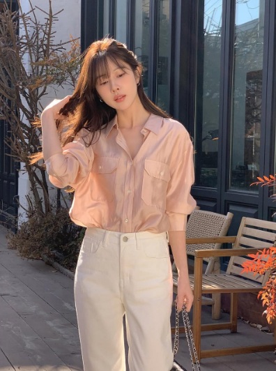 Chỉ cần mở một hoặc hai chiếc khuy áo trên cùng của áo sơ mi hay blazer, bạn đã có thể tạo nên sự khác biệt đầy cuốn hút