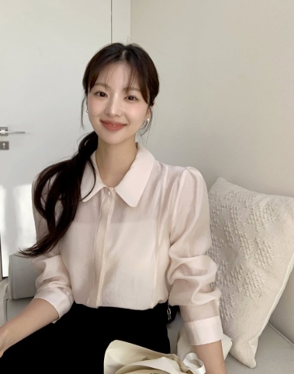 Một trong những cách phối đồ cực kỳ hiệu quả cho nàng công sở là diện áo hai dây bên trong áo sơ mi vải voan.